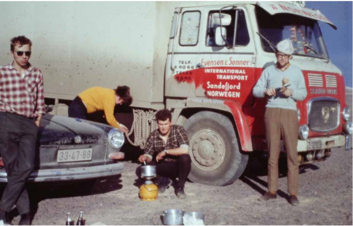 Fra reise gjennom Afghanistan 1974. nordmenn foran lastebil (Scania-Vabis) merket Evensen & Sønner International transport. (Johan Evensen & Sønner)