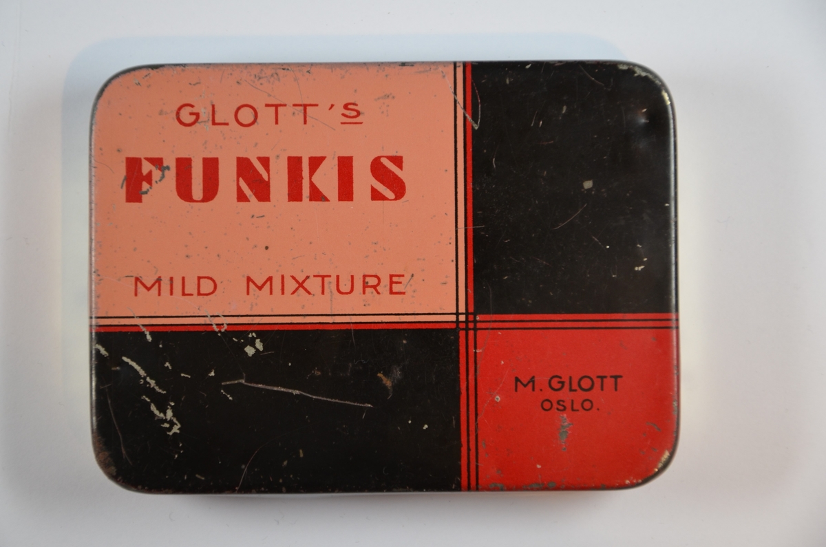 Glott tobakk eske, med innskriften "Glott's Funkis Mild Mixture". 
M. Glott, Oslo.
Moritz Glott var født i Kiev i 1867, og kom allerede som 10-åring inn i tobakksbransjen. Han forlot Russland i 1887, oppholdt seg to år i Manchester, England, før han slo seg ned i Kristiania i 1890. I 1895 løste han handelsborgerskap og startet en tobakksforretning og en liten fabrikk i Tollbugata 24. Senere arbeidet Glott opp en bedrift som ble en av de ledende sigarett fabrikker i Norge. I 1914 flyttet firmaet inn i egen gård i Torggata 33. Moritz Glott støttet flere jødiske foreninger med store økonomiske bidrag. Han var også med å stifte DMT i 1892. Under krigen bodde han på sin gård i Sør-Fron i Gudbrandsdalen. Moritz Glott døde i 1946, 79 år gammel.