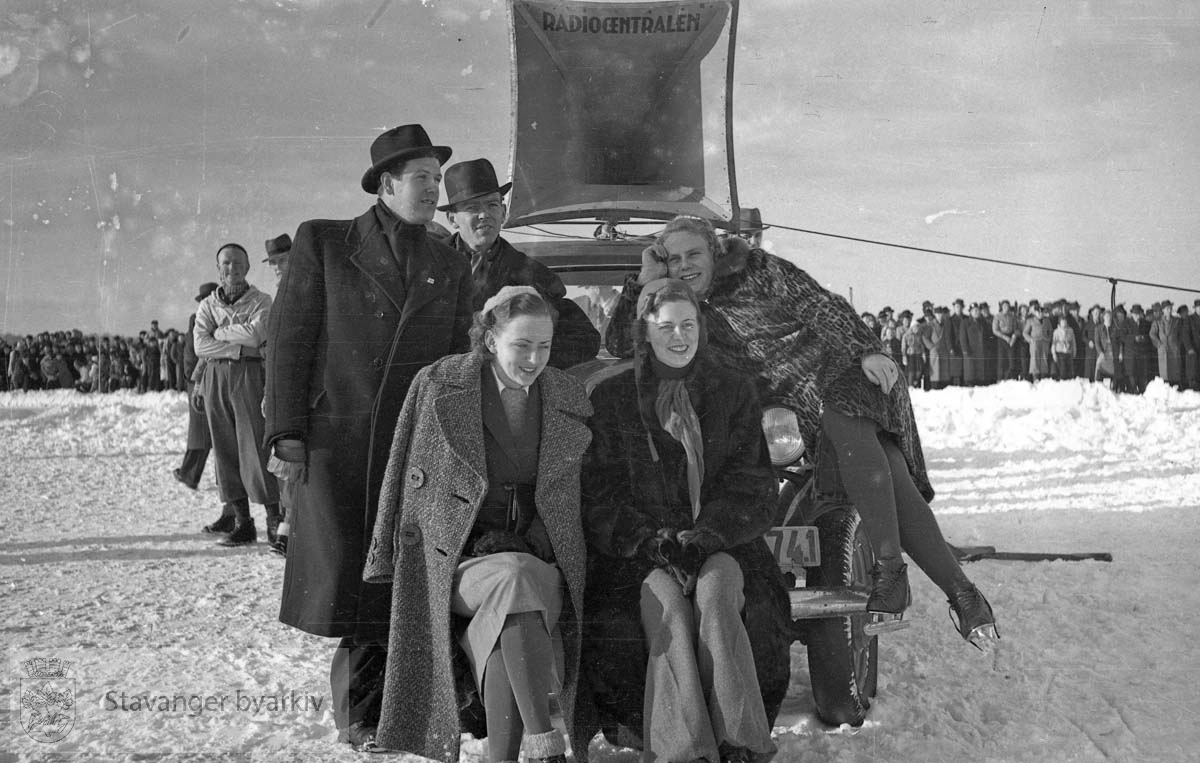 Skøyteløp på Mosvatnet 11. februar 1940..Folk samlet ved bilden til radiosentralen.