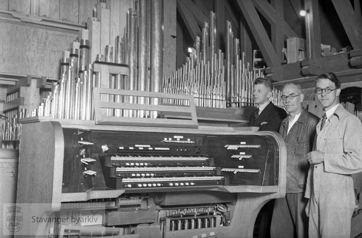 Tre menn med Domkirkens orgel