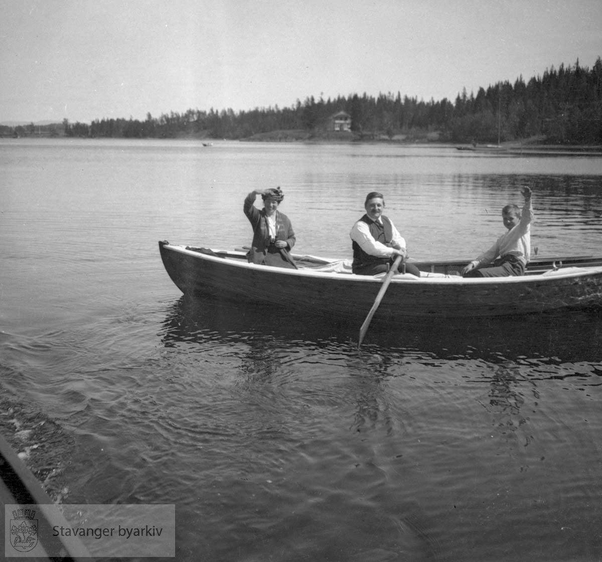 Tre menn i robåt