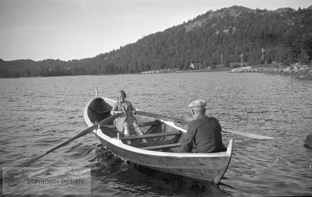 Mann og jente i robåt