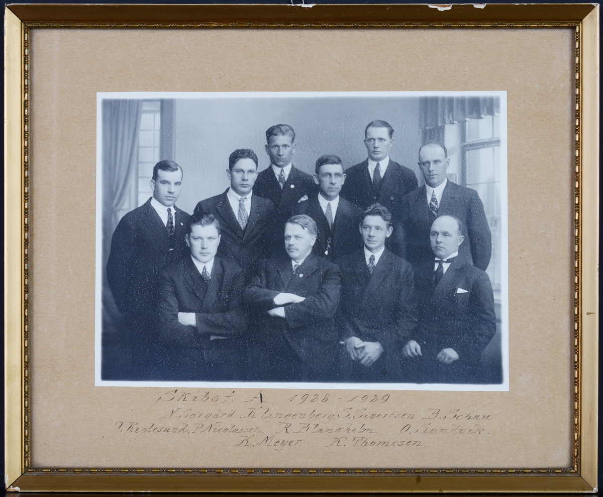 Gruppebilde av elever og lærere i klasse A ved Skibsførerutdannelsen i Trondheim fra 1928 - 1929.