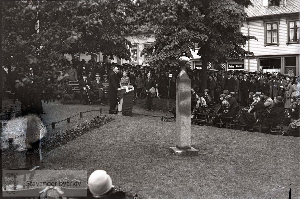 Ståle Kyllingstad sin skulptur midt i bildet. Taler og tilskuere i bakgrunnen på St. Peters plass..Bertram C. Middelthon sittende til venstre på benken i bakgrunnen.