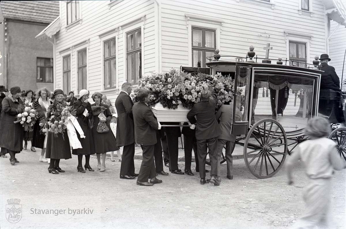 Begravelse for Skaarstad. .Gravfølge ..På vei opp Løvdahls gate, Steingata eller Henrik Steffens gate ?