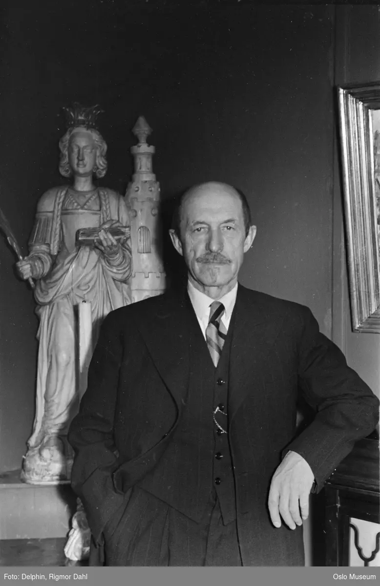 mann, forfatter, stående halvfigur, skulptur