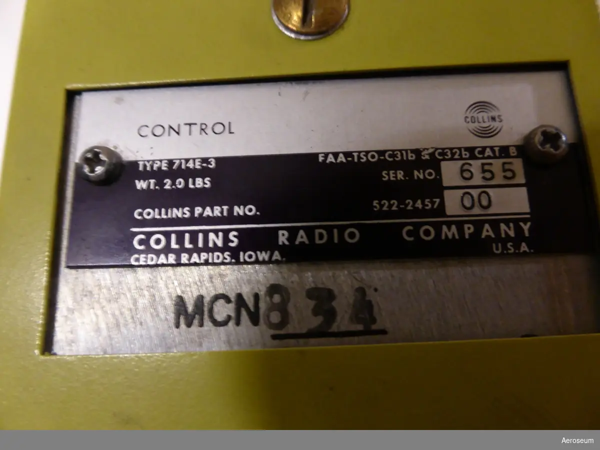 En manöverapparat. Den har en svart front med vridbarara knappar och rattar. Skalet runt om är gult. Den är tillverkad av Collins Radio Company.

På föremålet står det på ena sidan: "[tre kronor] MF CVA 7803Ö", "M3955-051128", och "MANÖVERAPPARAT". På botten går det att läsa: "CONTROL", "TYPE 714E-3", "FAA-TSO-C31b [utsuddat] C32b CAT. B", "WT. 2.0. LBS", "SER. NO. 655", "COLLINS PART NO.", "522-2457 00", "COLLINS RADIO COMPANY CEDAR RAPIDS, IOWA, U.S.A.", och "MCN 834".