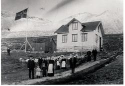 Gruppe foran Olai Andreassens hus i Torsken. 1895-1896.