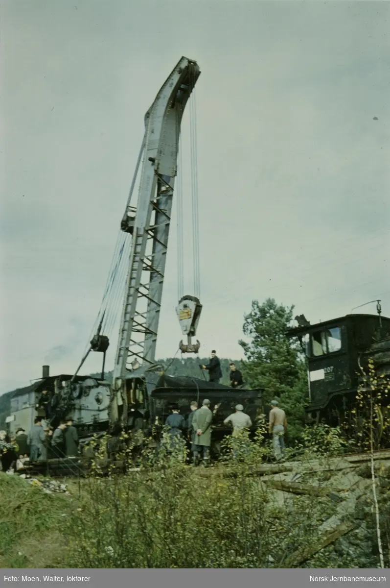 Berging av avsporet damplokomotiv type 21e nr. 207 etter avsporing med pukktog ved Lia, km 101,35, mellom Kongsberg og Lampeland