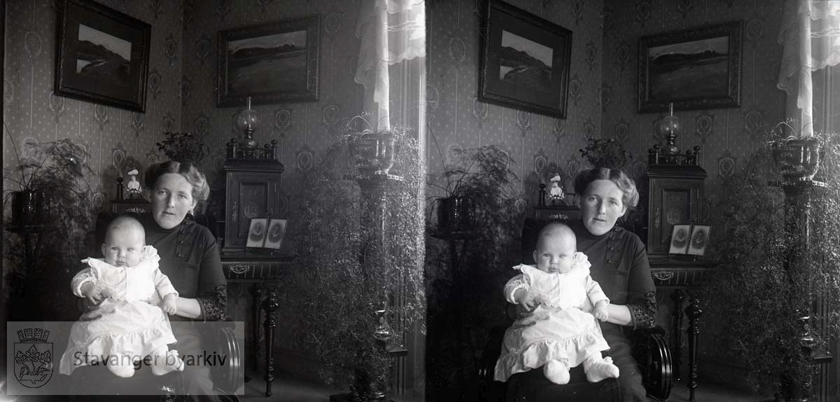 Stereofotografi...Nicoline Eckhoff med sin sønn Hans Breien Eckhoff født 26.03.1912