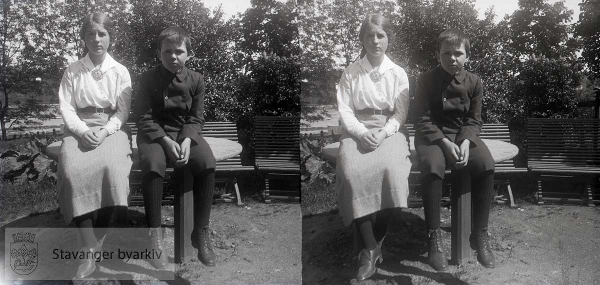 2 av barna til Johan Smith og Nicoline / Lina f. Eckhoff..Bildet er tatt i 1915. Sofie het egentlig Ingeborg Laura Sofie...Stereofotografi.
