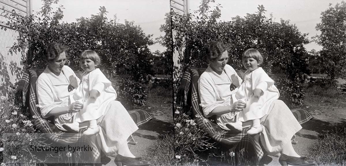 Stereofotografi. ..Nicoline Eckhoff med Solveig Margrethe Eckhoff født 15.08.1920.