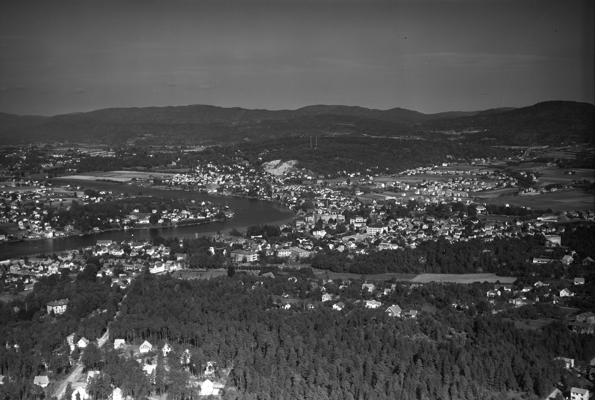 Flyfotoarkiv fra Fjellanger Widerøe AS, fra Porsgrunn Kommune. Bybilde Porsgrunn. Fotografert av Otto Hansen, 19.09.1954.