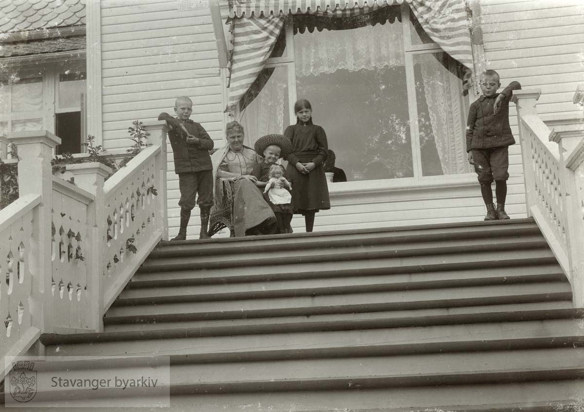 Monsenbarna på trappen i Munkehagen