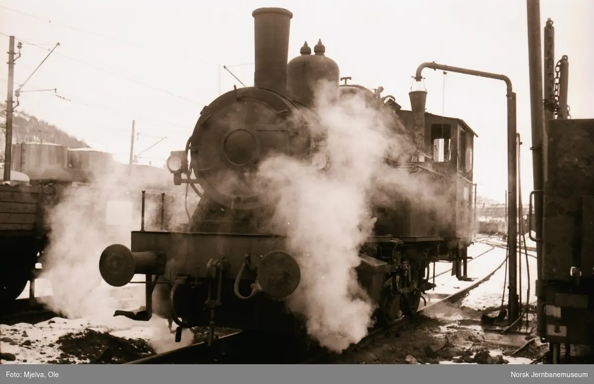Damplokomotiv type 23b nr. 457 eller 458 ved vannstenderen ved Gamlestallen i Lodalen.
