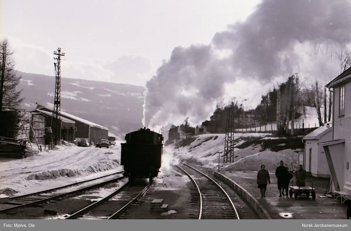 Damplokomotiv type 24b nr. 195 kjører ut fra Odnes stasjon 2. påskedag 1967.