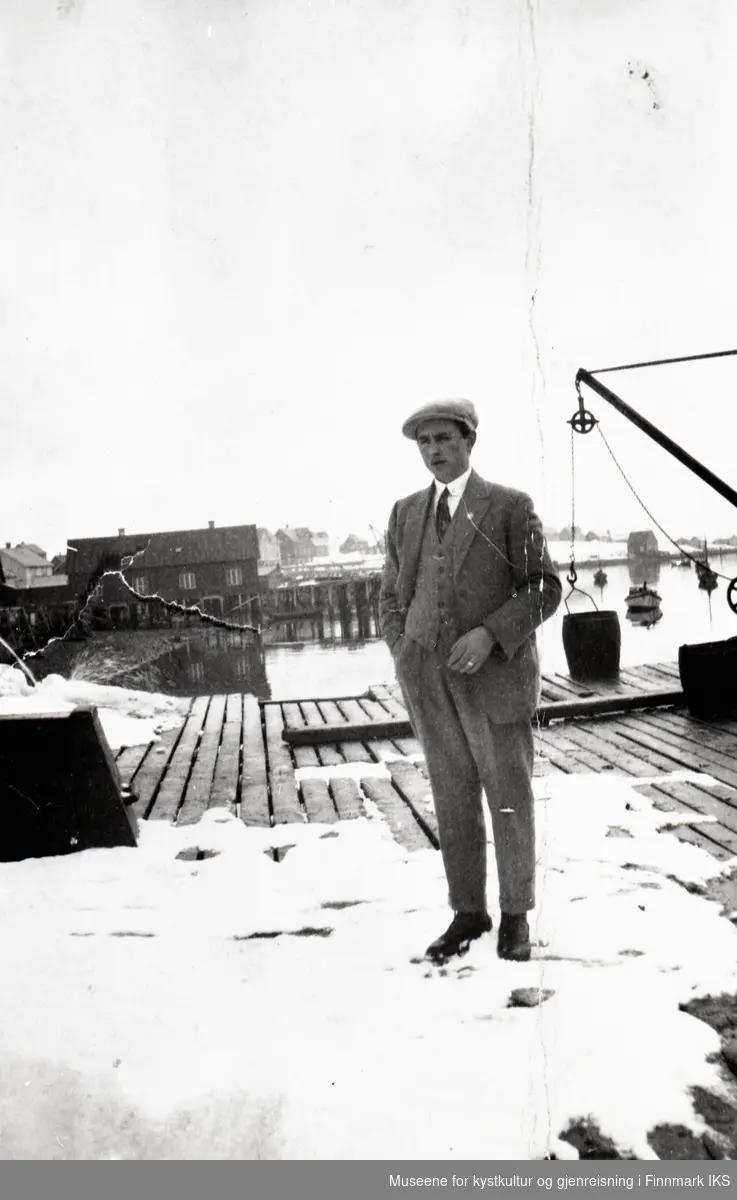 Nordvågen. Olav S. Olsen på kaia ved Martin Olsens fiskebruk. I bakgrunnen Iversens fiskebruk. Ca. 1926.