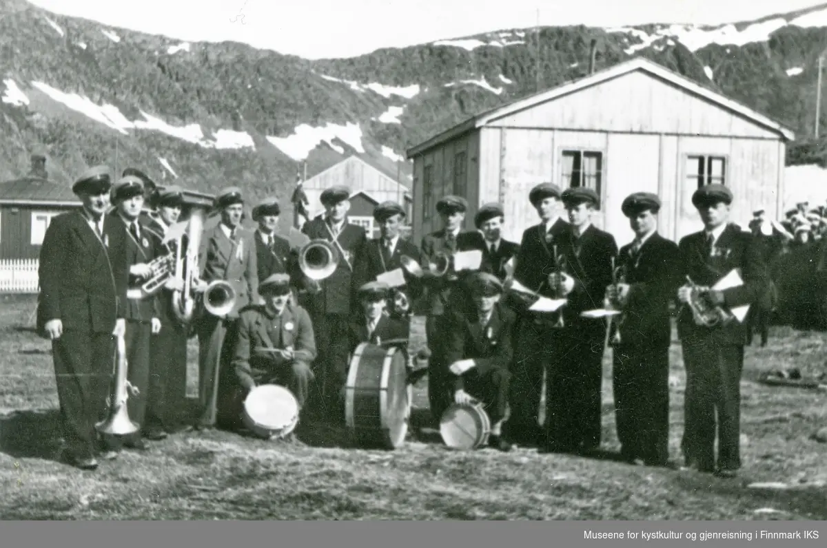 Nordvågen. Honningsvåg Musikkforeningen klar til 17. mai-feiring. Musikkerne står oppstilt med sine instrumenter til fotografering. 17.05.1946 eller 1947.