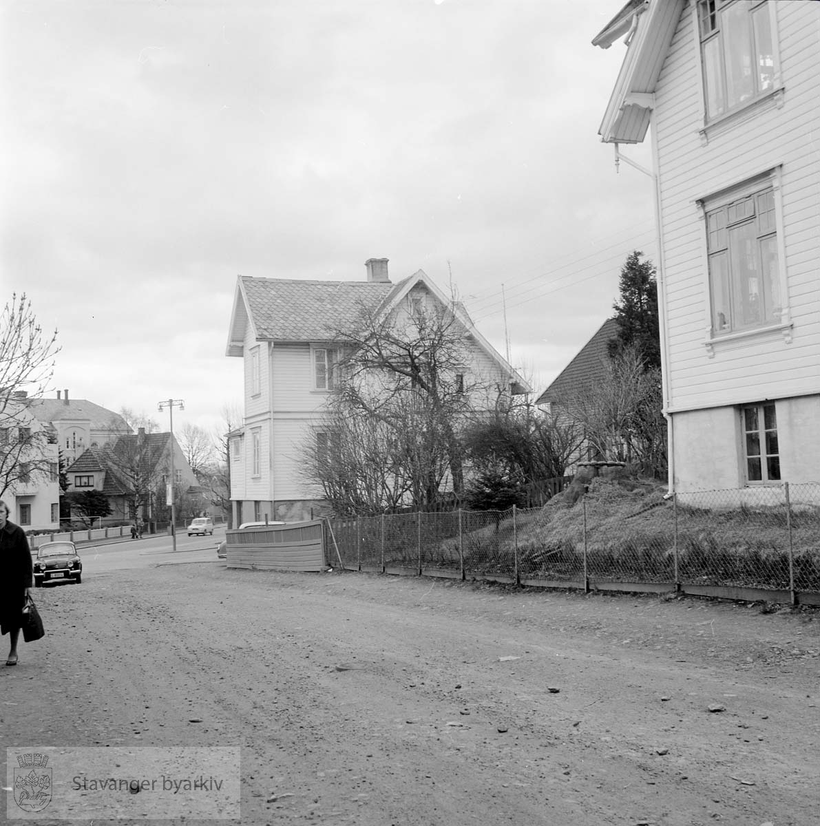 Foran til høyre er Kong Carls gate 34, i midten nr 30. Våland skole i bakgrunnen. Rektor Steens gate 4 og 6 foran skolen.