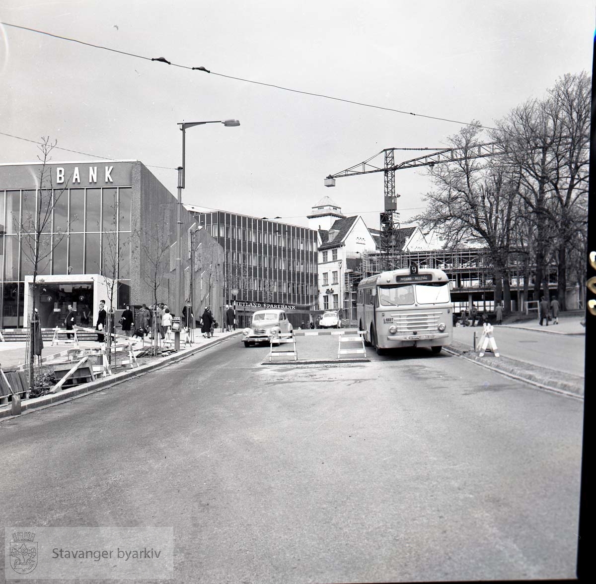 Anleggsarbeid. Norges Bank under oppføring. Stavanger Sparekasse, Hetland Sparebank. Buss nr 9 Mariero-Hillevåg i gaten.