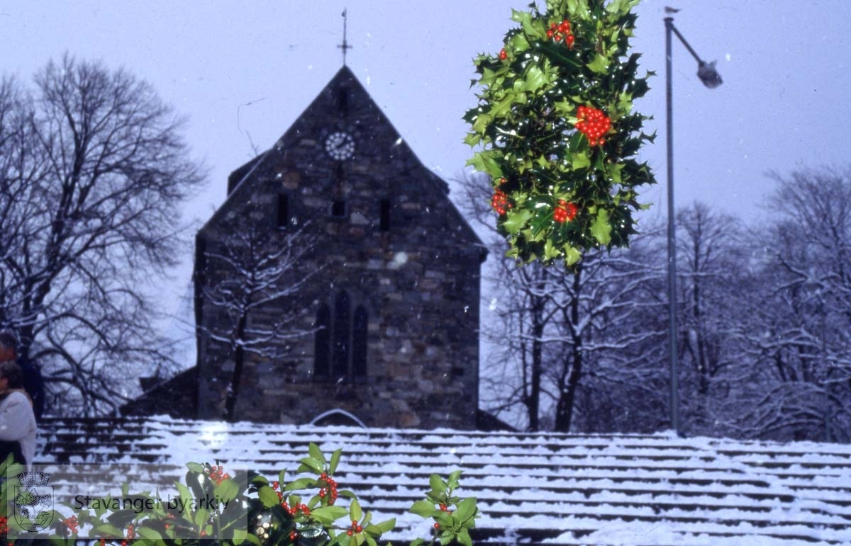 Domkirken i vinterdrakt..Juledekorasjon.Kristtorn