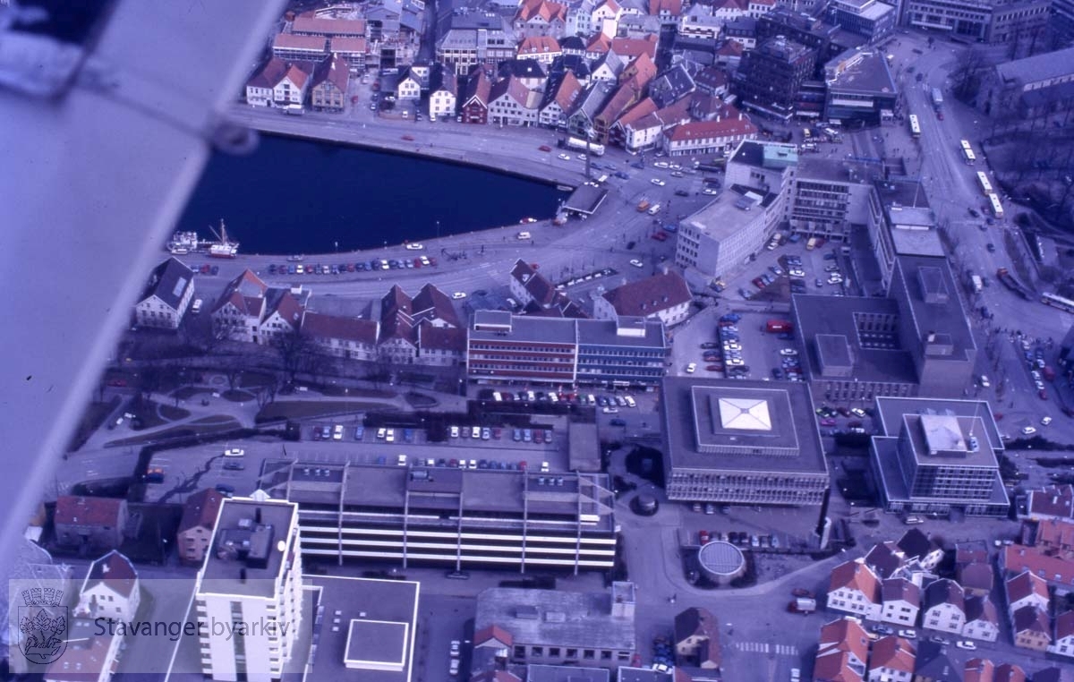 Stavanger sentrum med Vågen..Svømmehallen, rådhuset, posthuset, Romsøegården, Torget og Domkirken