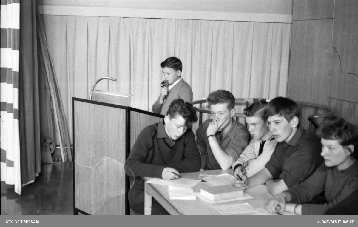 25 april 1959 fick Sveriges skolungdomar rösta JA eller NEJ till införandet av femdagarsvecka i skolorna. Röstningen föregicks av en regelrätt valkampanj med såväl valaffischer som demonstrationer och debatter i ämnet. Bilderna är från Hagaskolans kampanjande elever. Bild 1, bakre raden från vänster: Birgitta Oscarsson, Åke Carlsson, Nils-Olof Carlin, Inger Cronlund. Sittande: Åsa Bohlin och Peter Schéle. Bild 2: Ulf Sahlberg. Bild 3: Sjundeklassaren Peter Schéle debatterar vid mikrofonen och beskrivs i Dagbladets reportage som "den lille men ettrige ja-sägaren".