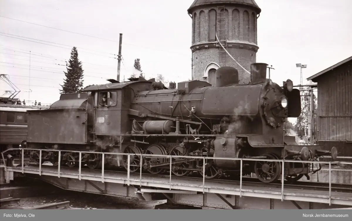 Damplokomotiv type 24b nr. 264 på svingskiven på Eina stasjon.
