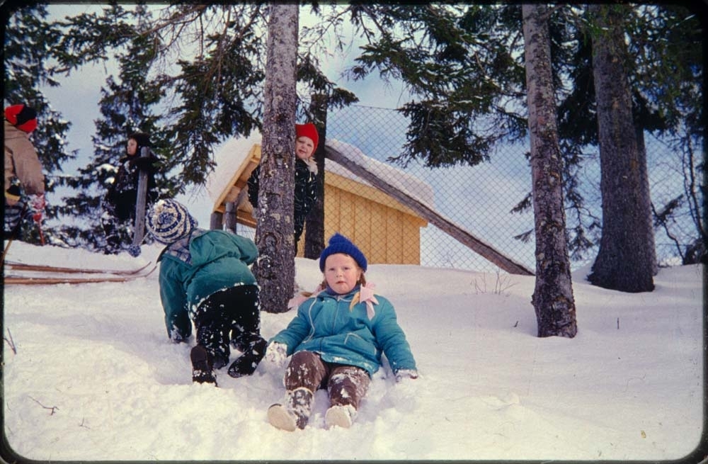 Kippermoen barnepark, 1961-62. Barn som leker i snøen.