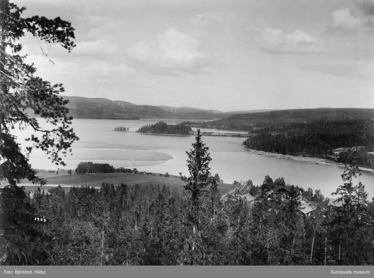 Vy över sjön Marmen med Ljungans utlopp i bakgrunden.
I bildens nederkant Sörfors med gården Kullen till höger. Landtungorna som sticker ut i sjön är närmast Kampåkern och längre bort Ladsvedjan.