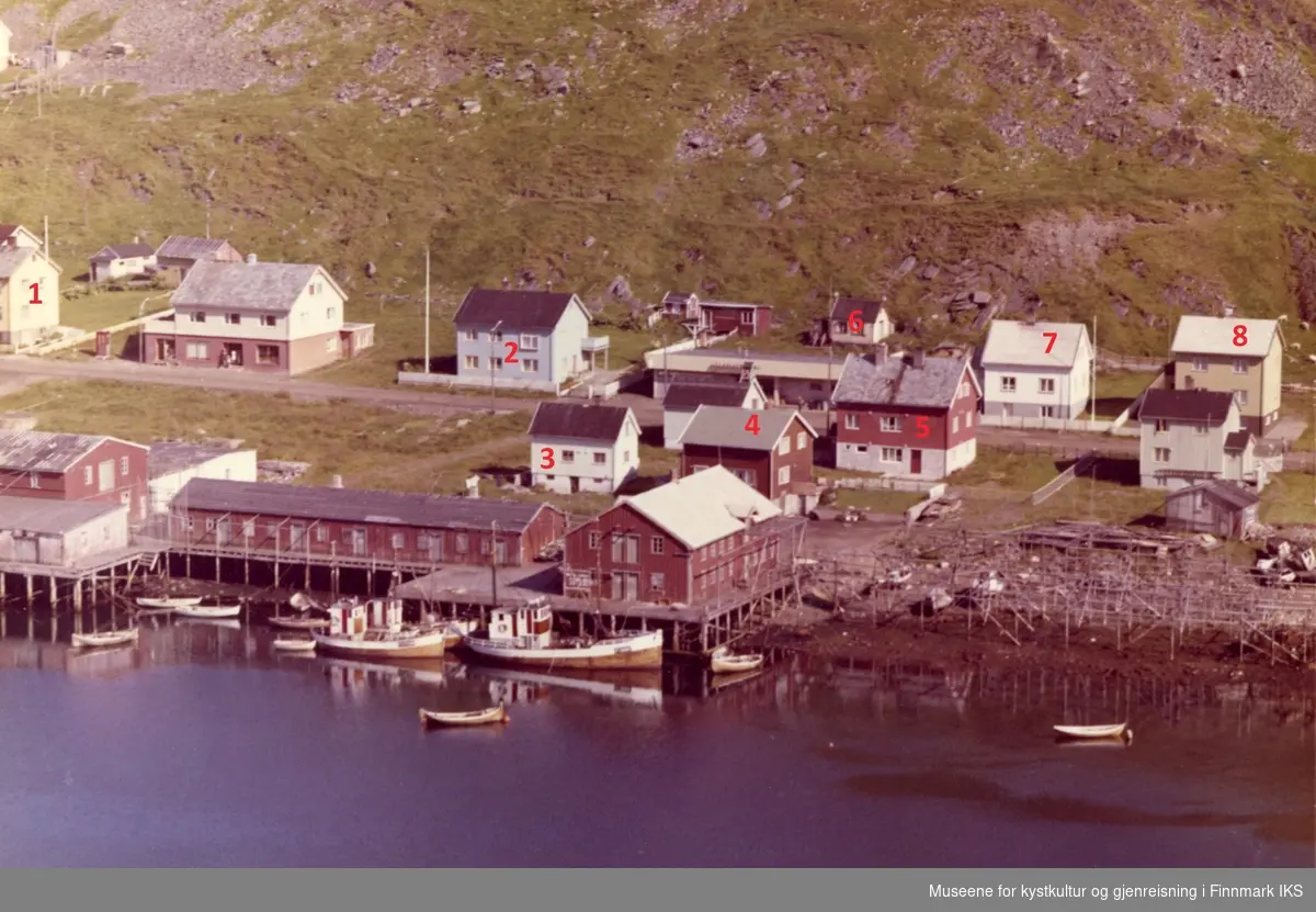 Nordvågen. Oversikstbilde med deler av bebyggelsen og flere båter ved Olav Olsens kai. Den største båten er M/k "Heimen I", som eides av Magnus Marthinsen. 1960-tallet.