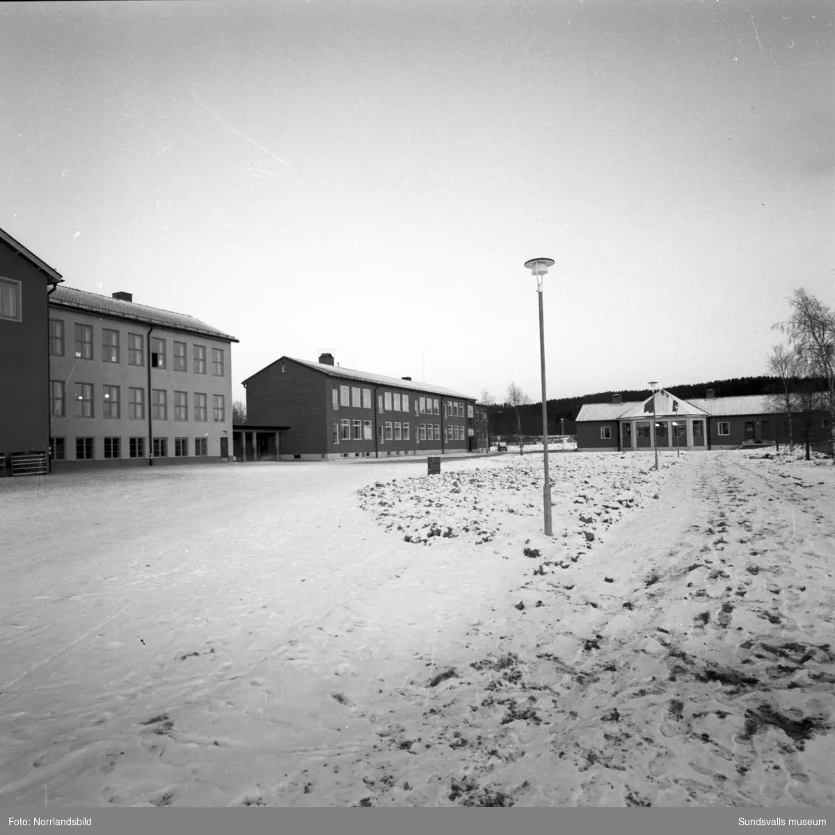 Interiörbilder med elever i Bergsåkers skola samt en bild på den tomma skolgården.