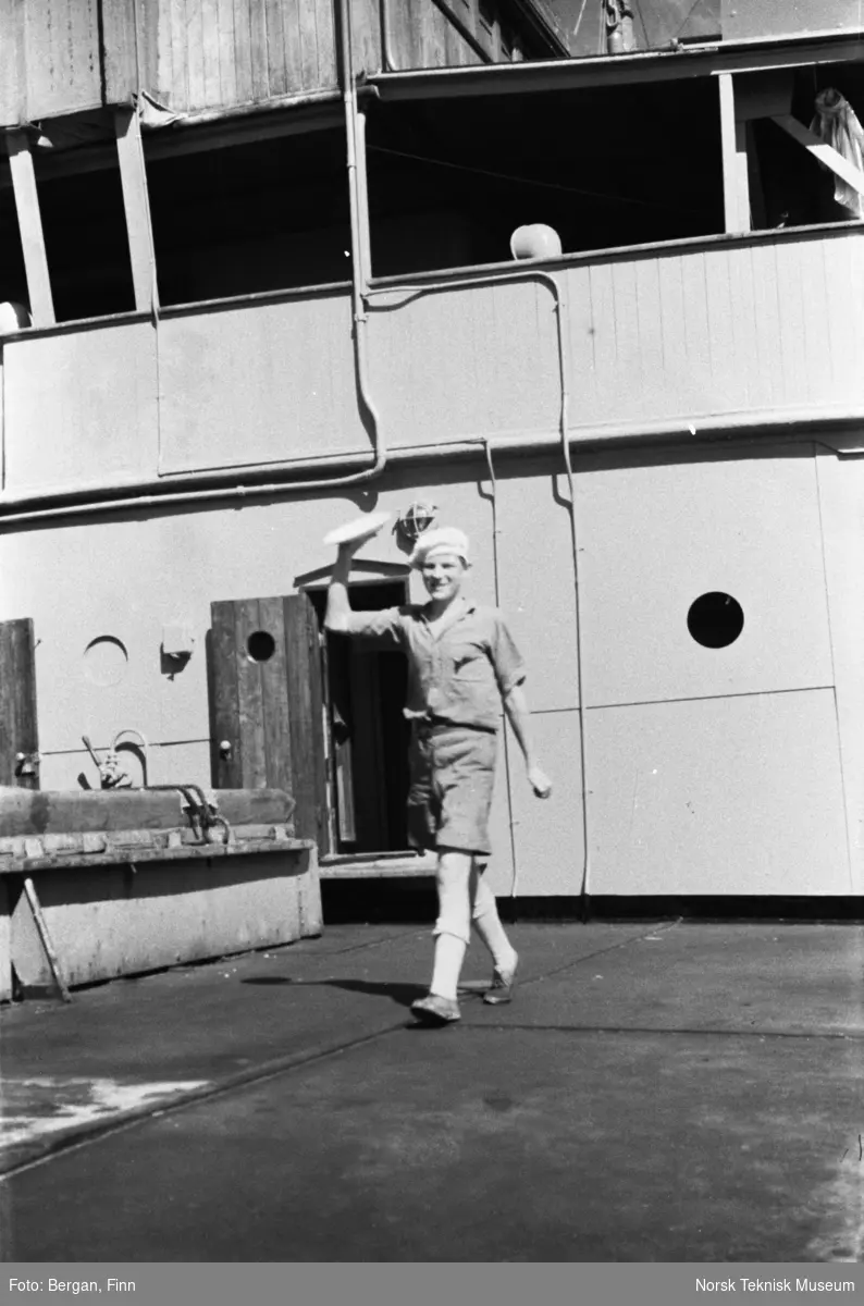 Person på skipsdekk, messegutt, bærer tallerken