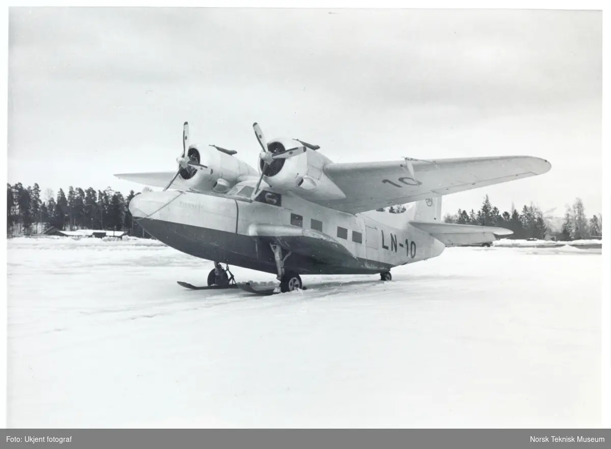Flyet 5-A "Finnmark" står med skimeier på en snødekket flate.
