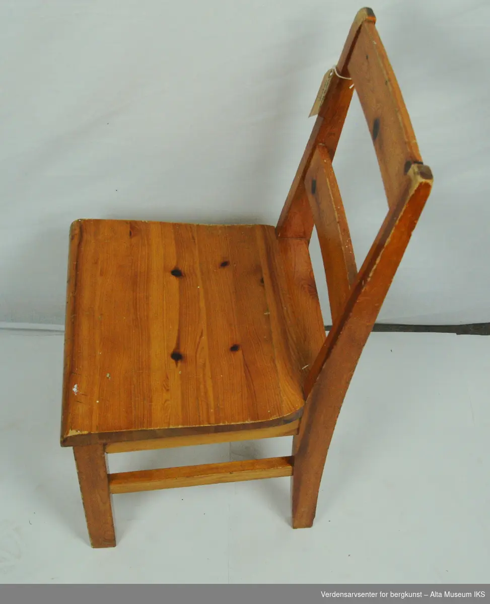Form: Stol m/lett skrånet sitteflate og ryggstø

Totalhøyde 78 cm / Sittehøyde ca 38 cm