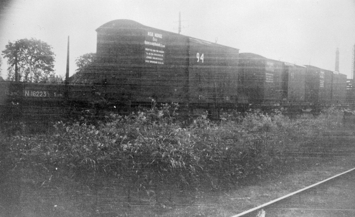 Løftekasser type G, trolig ved leveransen i 1925. Til høyre normalsporet godsvogn N1 nr 16223, bygget Eidsfoss Verk 1901.