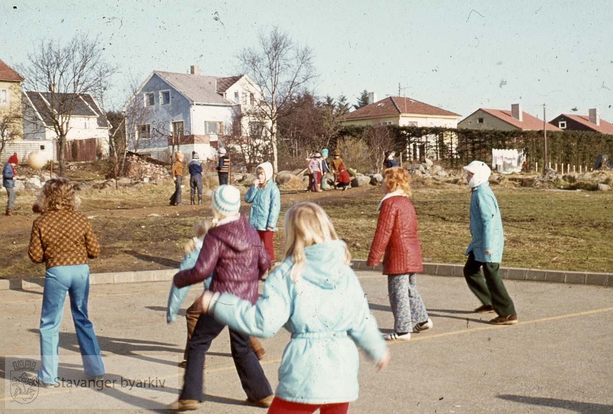 Byfjord skole..Barn leker i skolegården