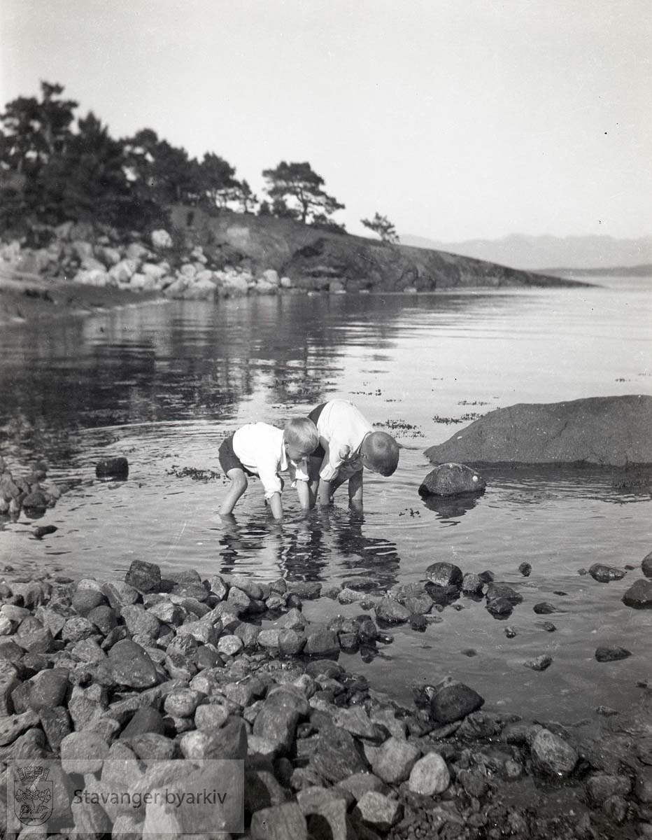 Jan Kristian og Per i sjøkanten.Kalvøy 1931