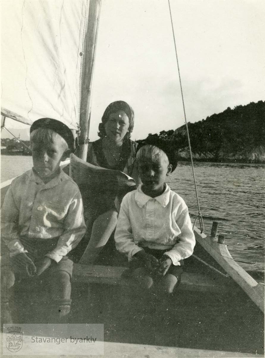 Kvinne og to barn på seiltur