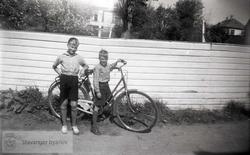 To gutter og en sykkel