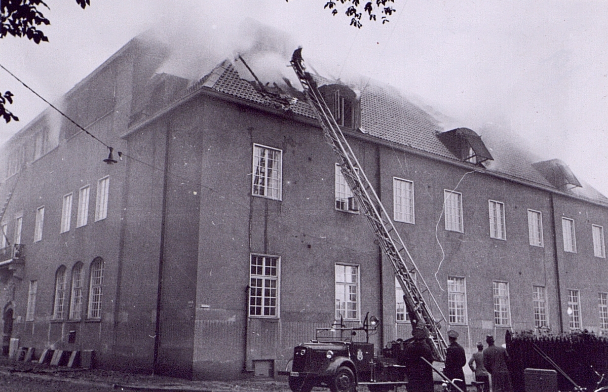 Branden i Västerås telefonstation den 22 sept. 1942. Brandkåren i arbete på taket.