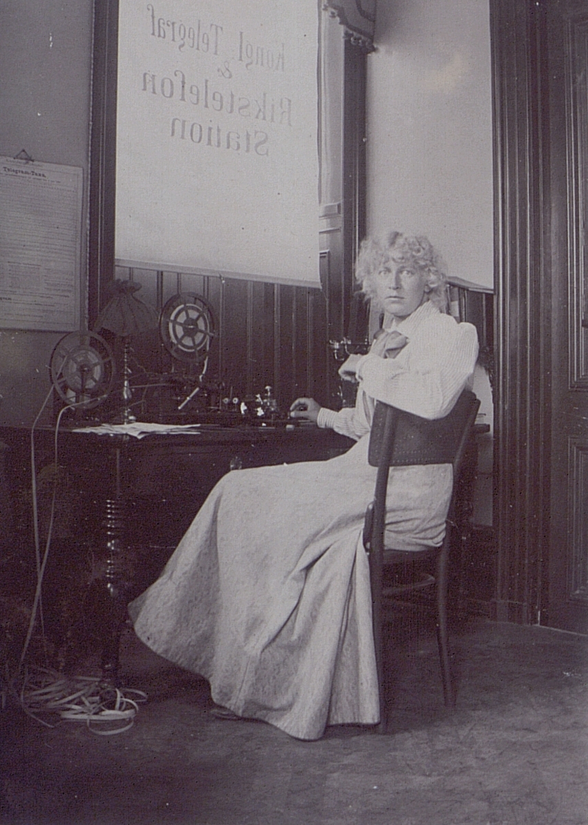 Okänd telegrafstation. Interiör av liten telegrafstation med telegrafist. Bilden tagen omkring sekelskiftet 1900.