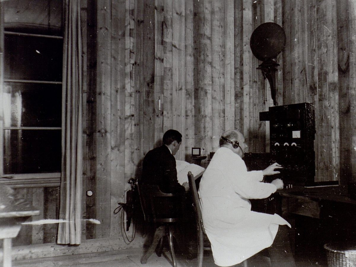 Hörby första radiostationen, provsändningar 1928. Mannen i kostym troligtvis Sandahl, i vit rock Carl Edvind Holm.