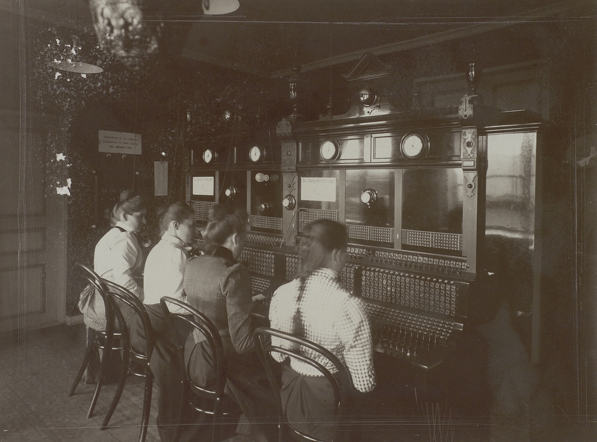 Bergå, Finland. 1900. LME. Telefonstation. Interiör.