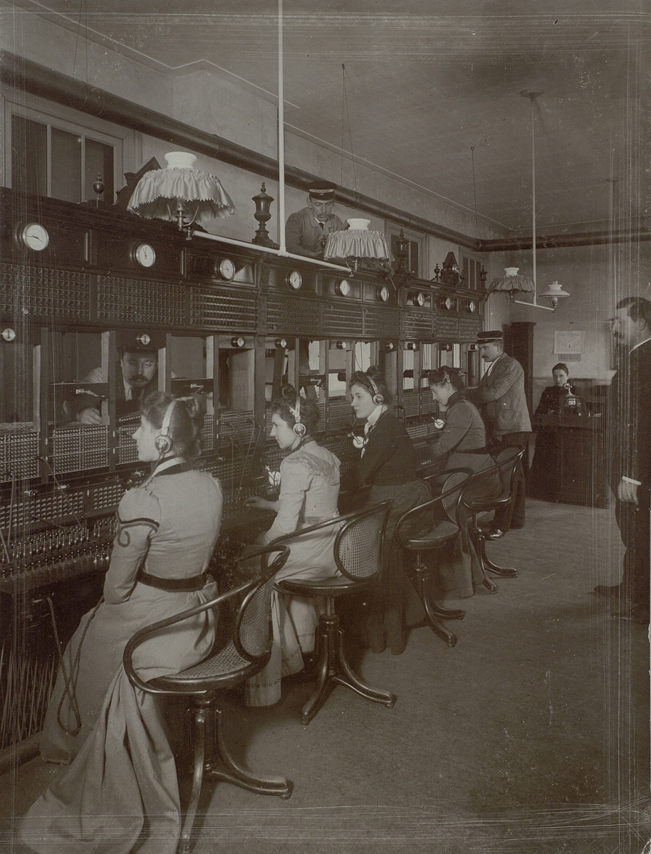 Haarlem, Holland, 1898. LME. Telefonstation. Interiör.