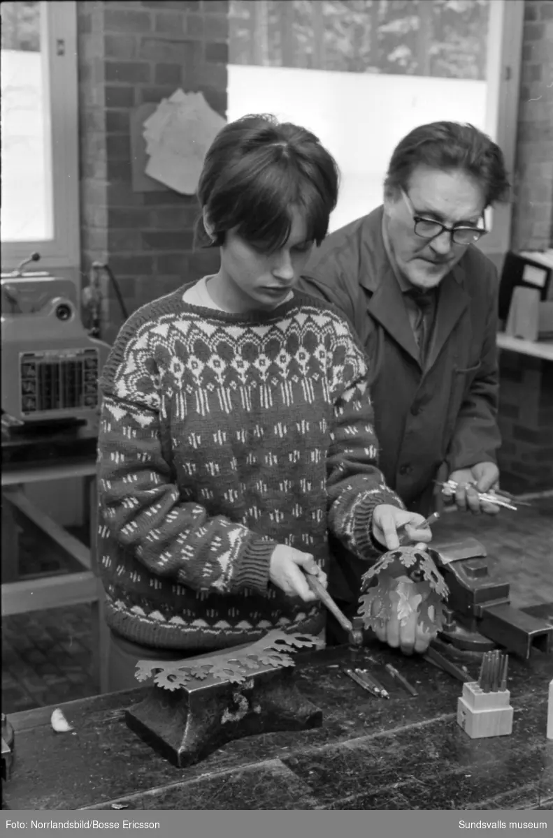 Njurundaelever tillverkar brudkronor i metall på slöjden instruerade av konstnären Harry Ekelund.