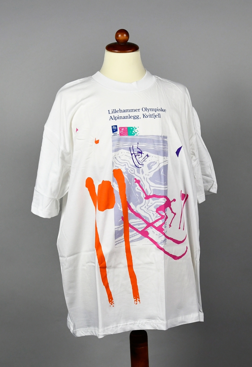 Hvit t-skjorte i størrelse X-Large, med bilde stilisert bilde av Kvitfjell alpinalegg på brystet, og med flere piktogrammer i ulike farger