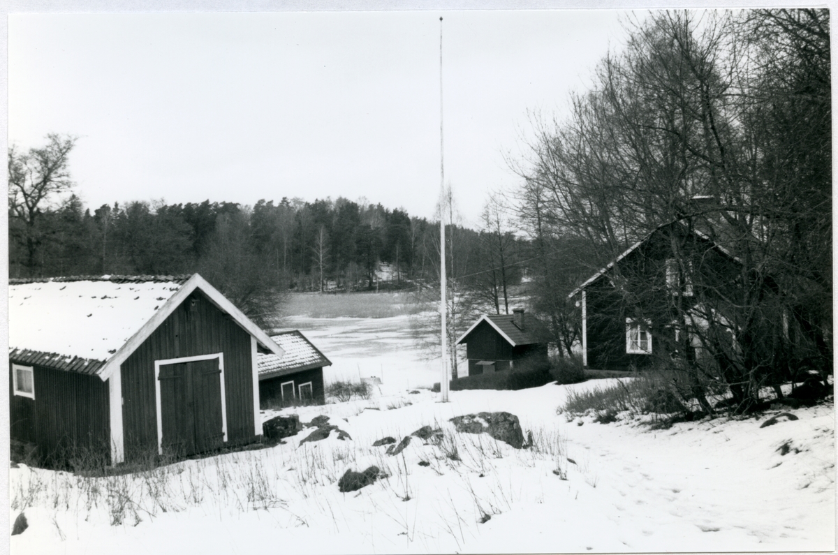 Badelunda sn, Södra Björnön.
Södra Björnö 1:1, f.d. Fiskartorpet Halsen, översiktsbild mot nordost. 1998.