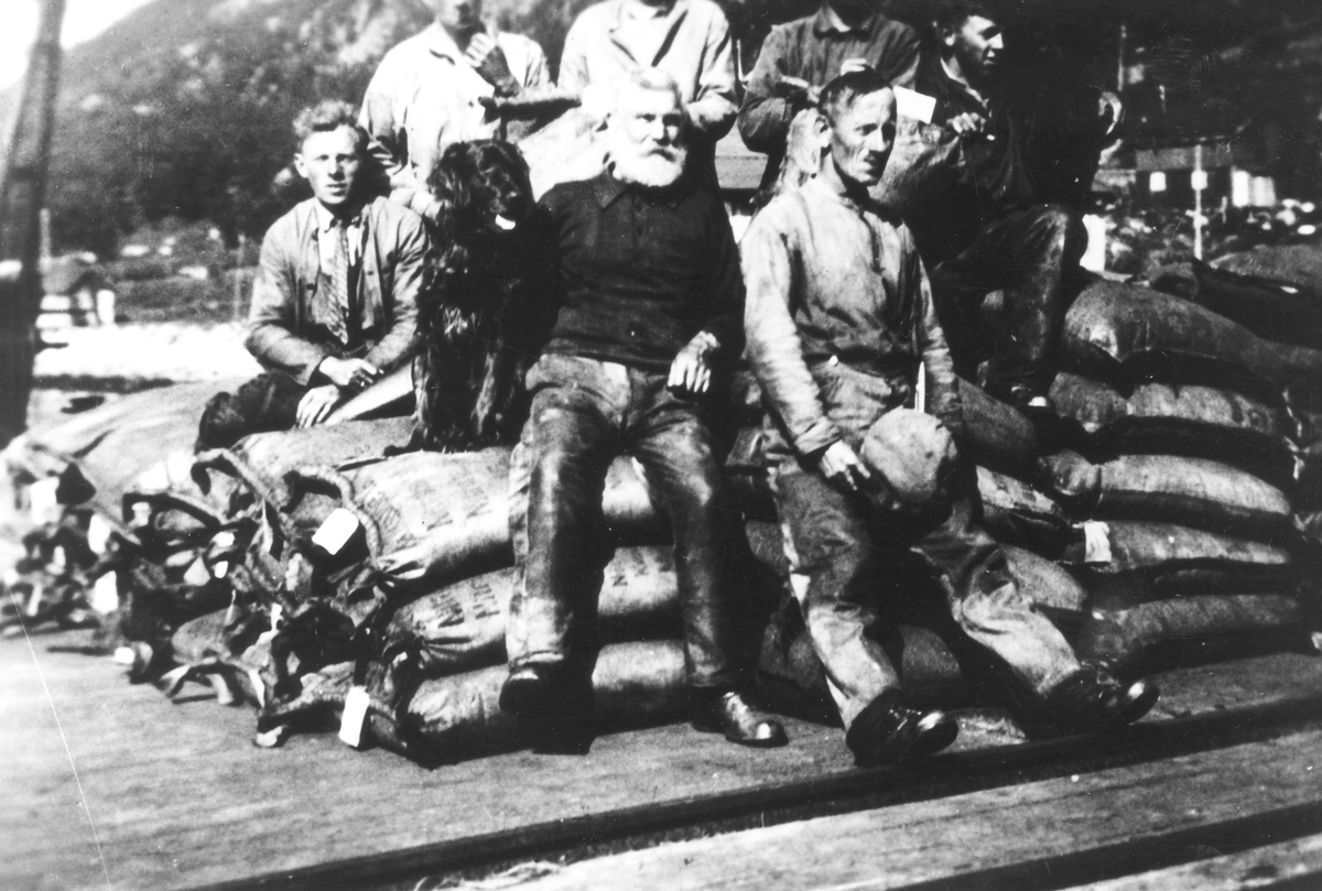 Grafitten ligger klar til utskiping på kaia på Skaland i ca 1930.