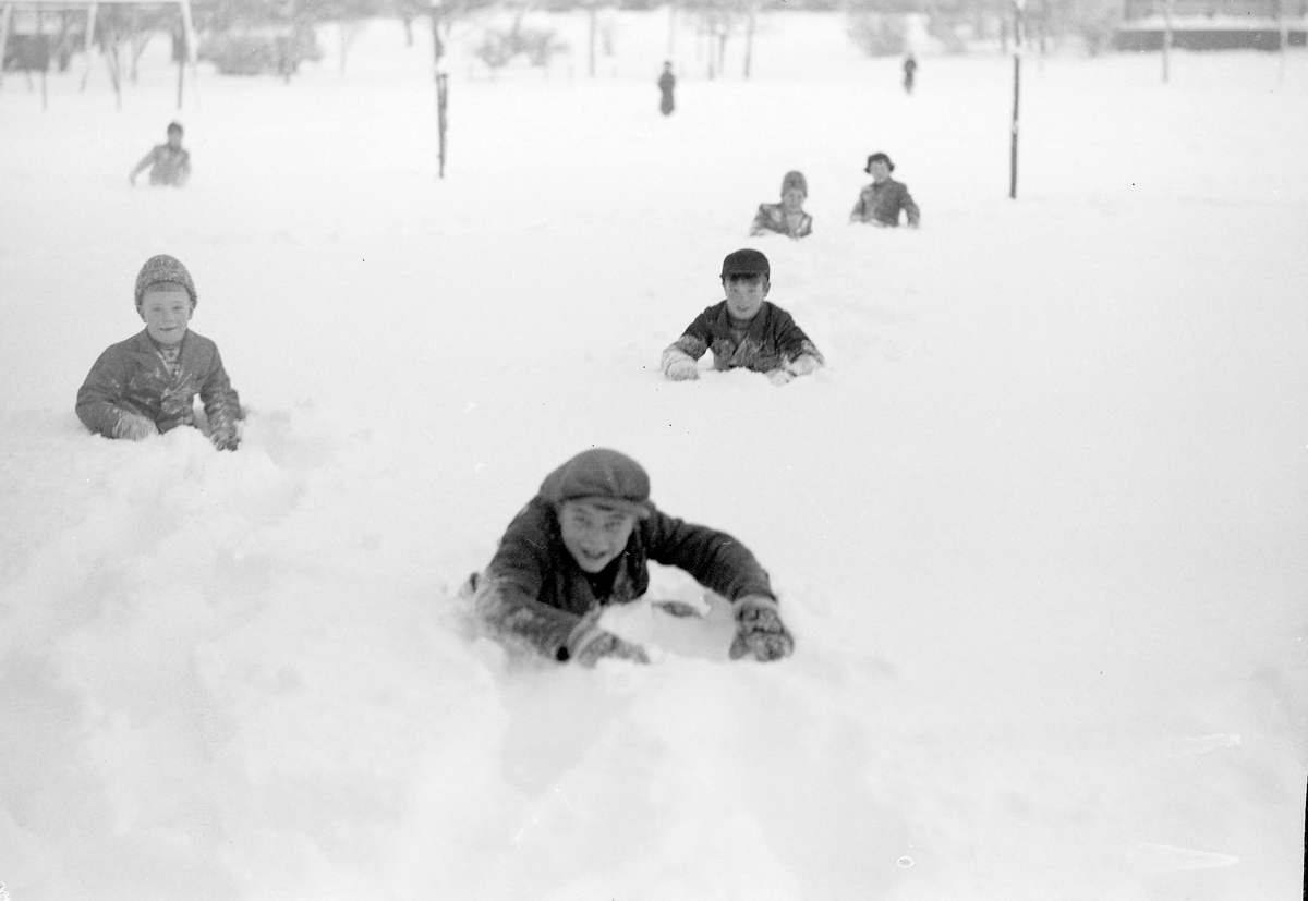 Barn leker i snøen
